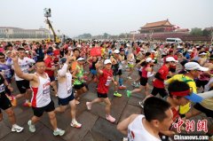 2025北京半马开跑 肯尼亚选手打破女子组赛会纪录